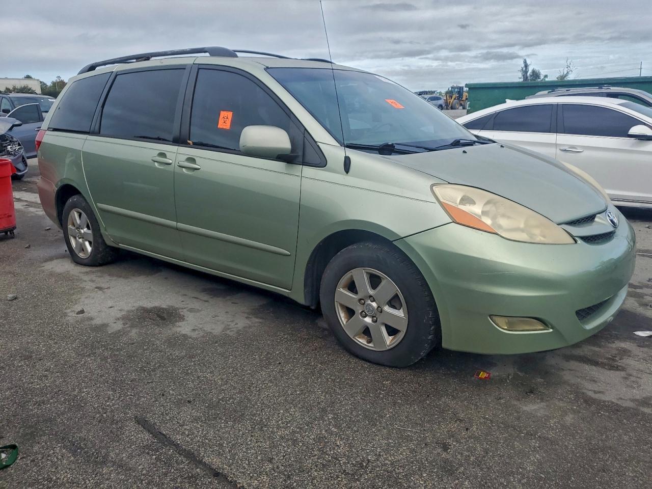 2008 TOYOTA SIENNA XLE photo 4