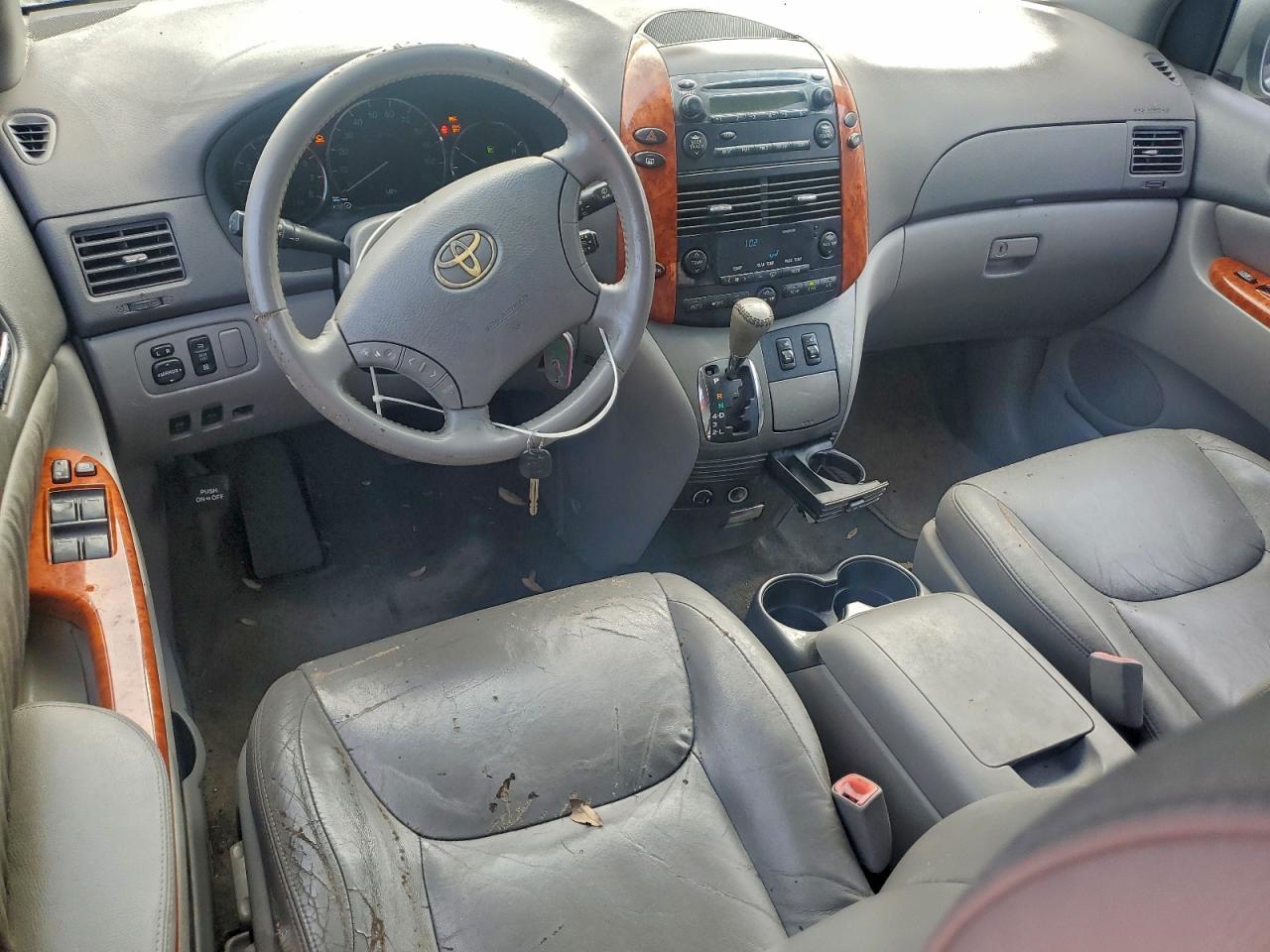 2008 TOYOTA SIENNA XLE photo 8
