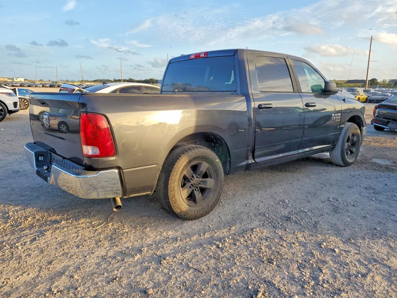 2021 RAM 1500 CLASSIC SLT photo 3