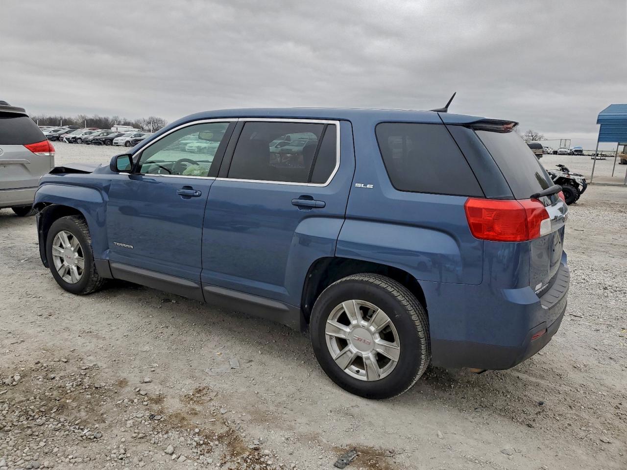 2011 GMC TERRAIN SLE photo 2