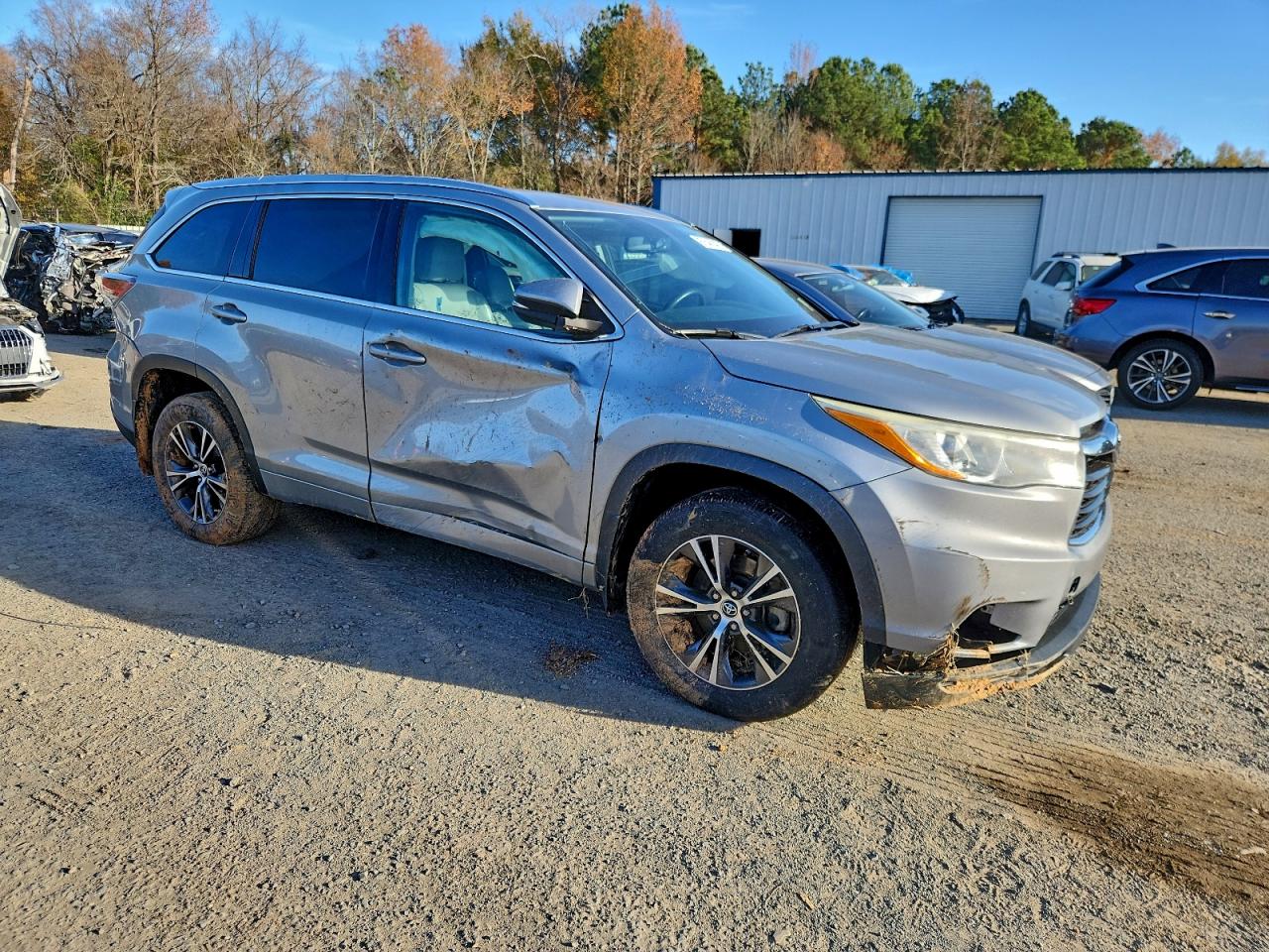 2016 TOYOTA HIGHLANDER XLE photo 4