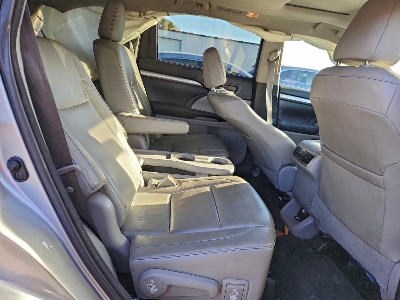 2016 TOYOTA HIGHLANDER XLE photo 11
