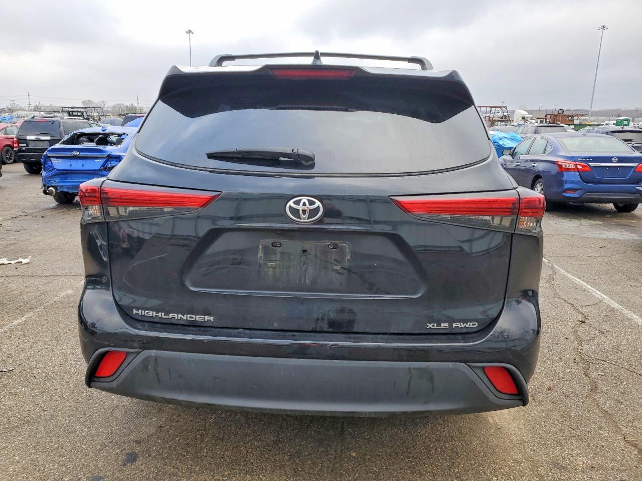 2022 TOYOTA HIGHLANDER XLE photo 6