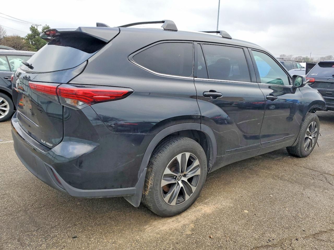 2022 TOYOTA HIGHLANDER XLE photo 3