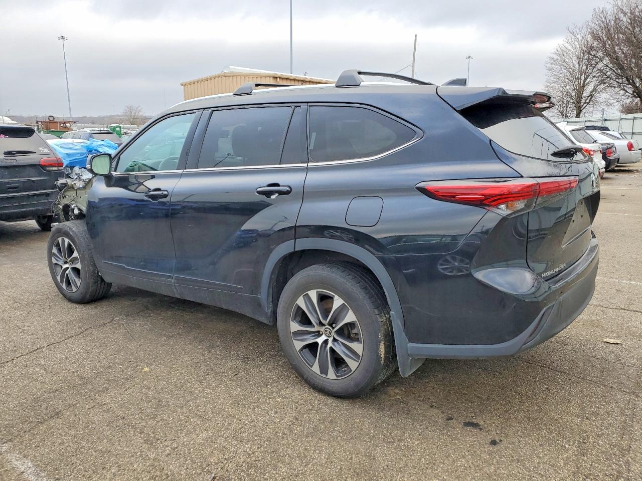2022 TOYOTA HIGHLANDER XLE photo 2