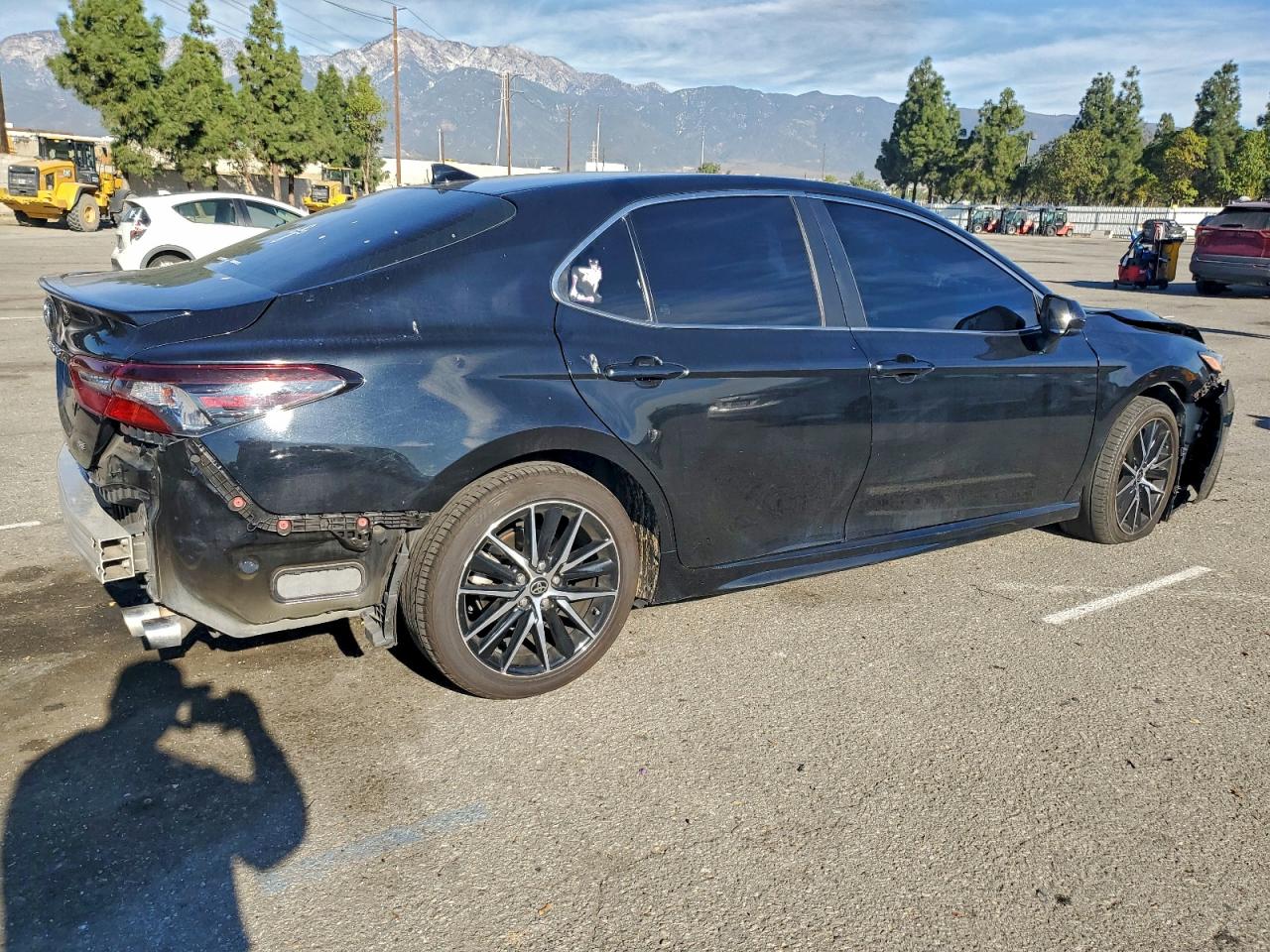 2021 TOYOTA CAMRY SE photo 3