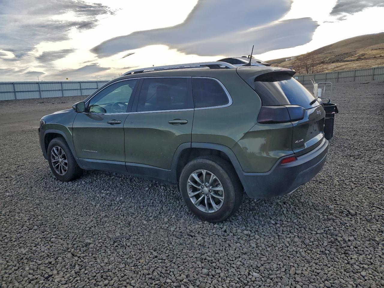 2021 JEEP CHEROKEE LATITUDE LUX photo 2