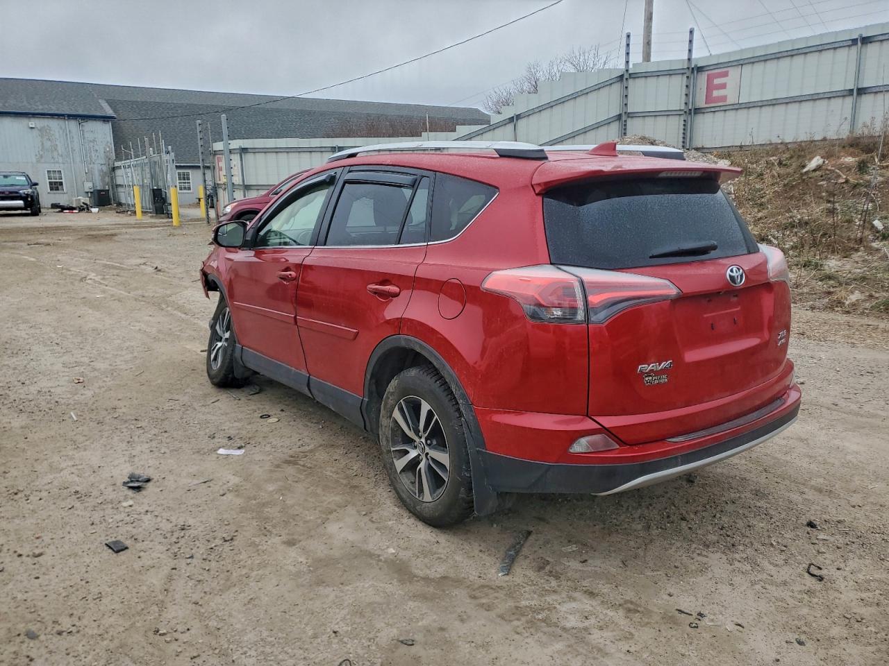 2016 TOYOTA RAV4 XLE photo 2
