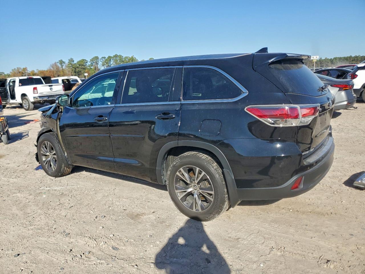 2016 TOYOTA HIGHLANDER XLE photo 2