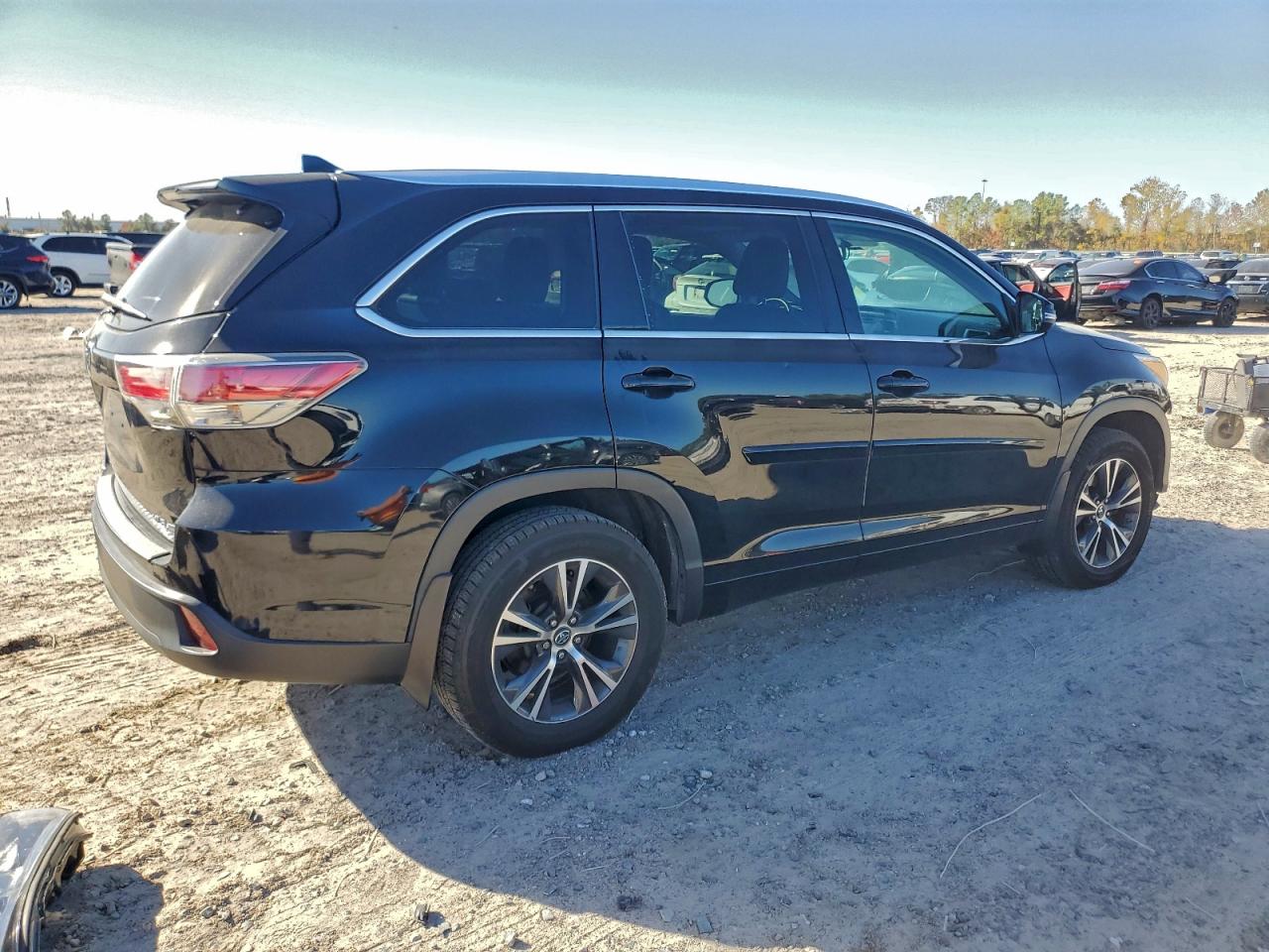 2016 TOYOTA HIGHLANDER XLE photo 3