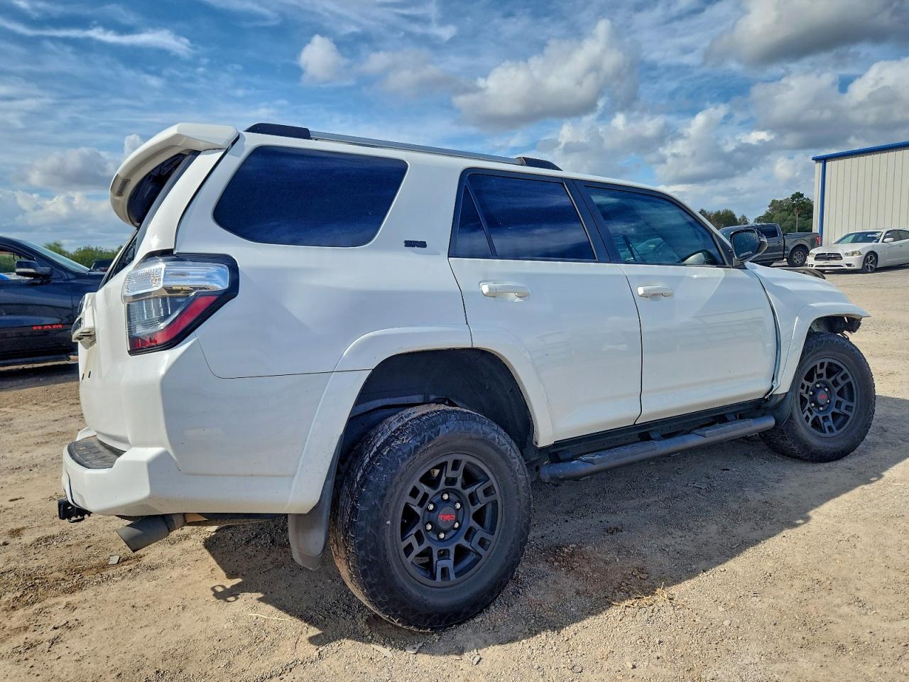 2022 TOYOTA 4RUNNER SR5 photo 3