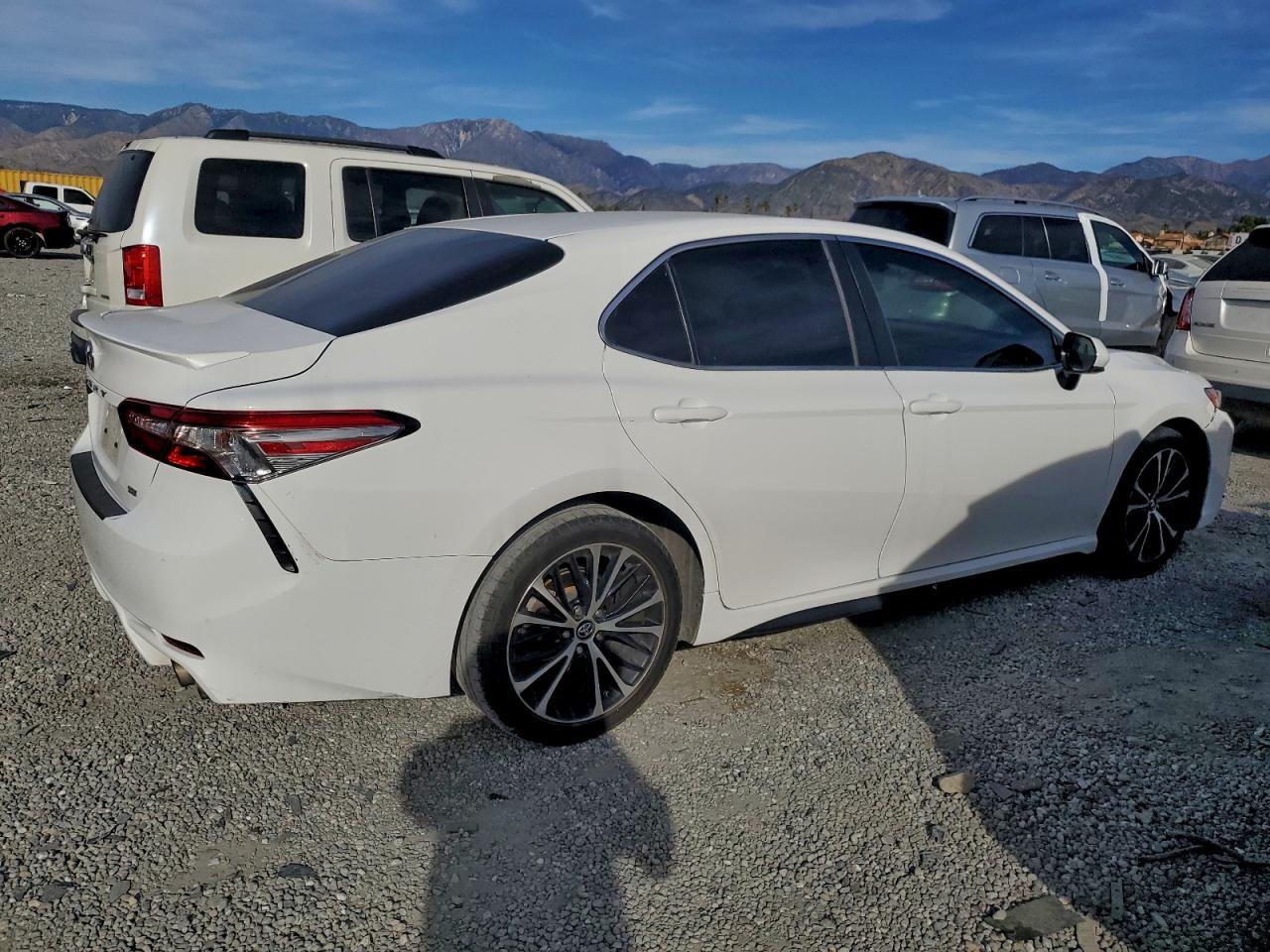 2018 TOYOTA CAMRY L photo 3
