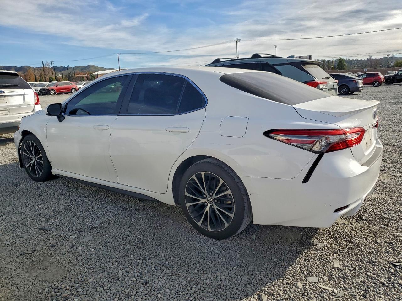 2018 TOYOTA CAMRY L photo 2