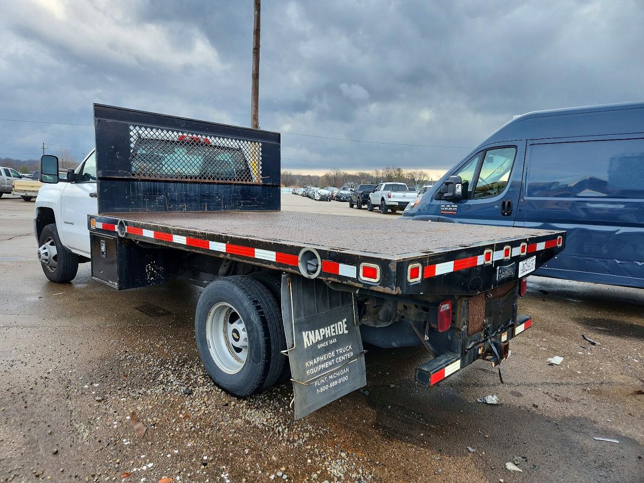 2017 CHEVROLET SILVERADO FLATBED TRUCK photo 2