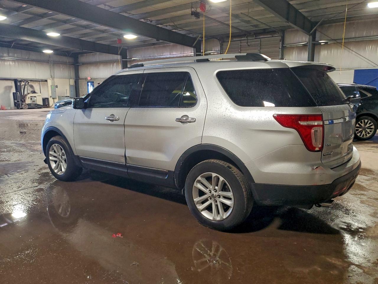 2011 FORD EXPLORER XLT photo 2