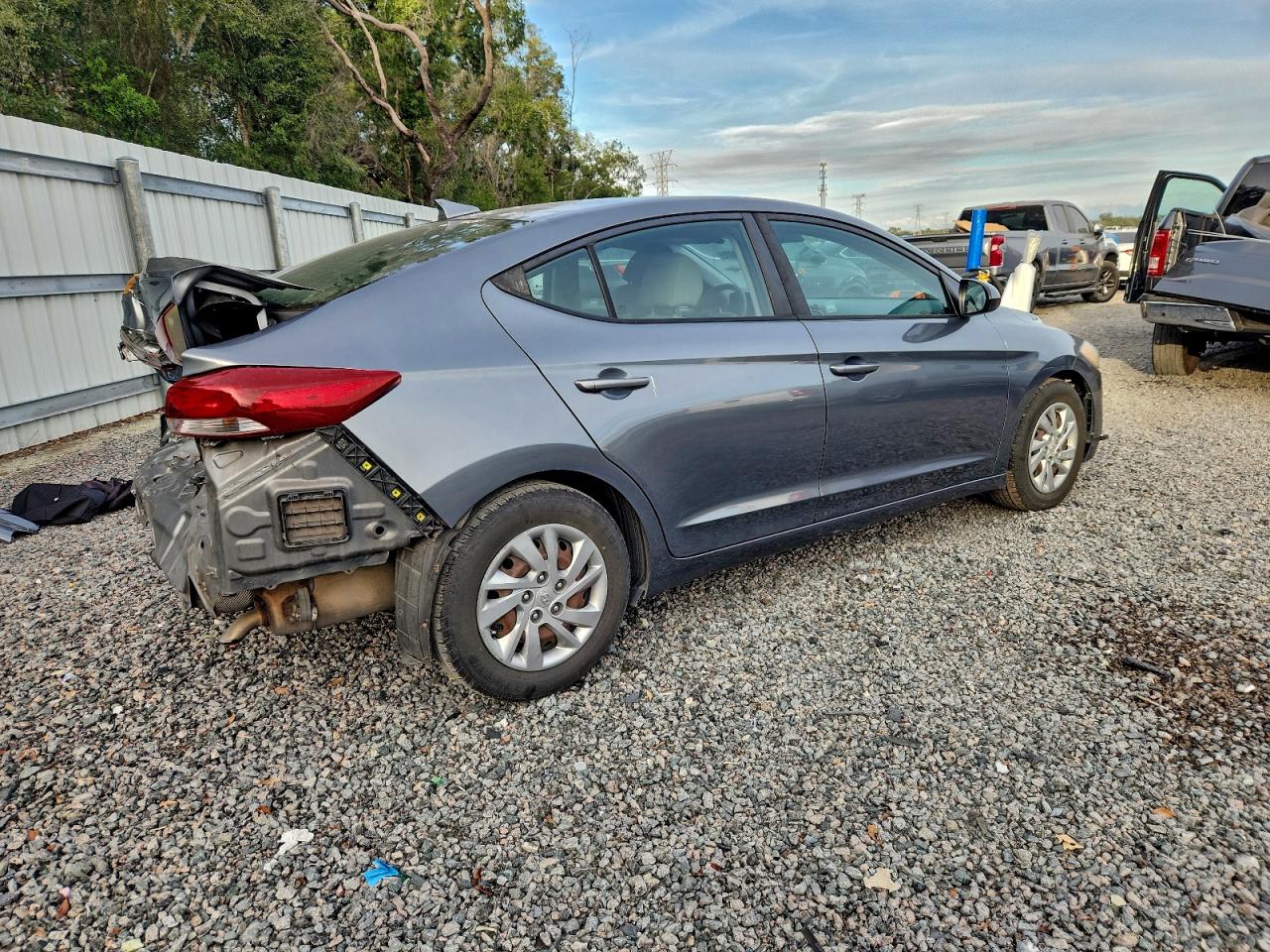 2017 HYUNDAI ELANTRA SE photo 3