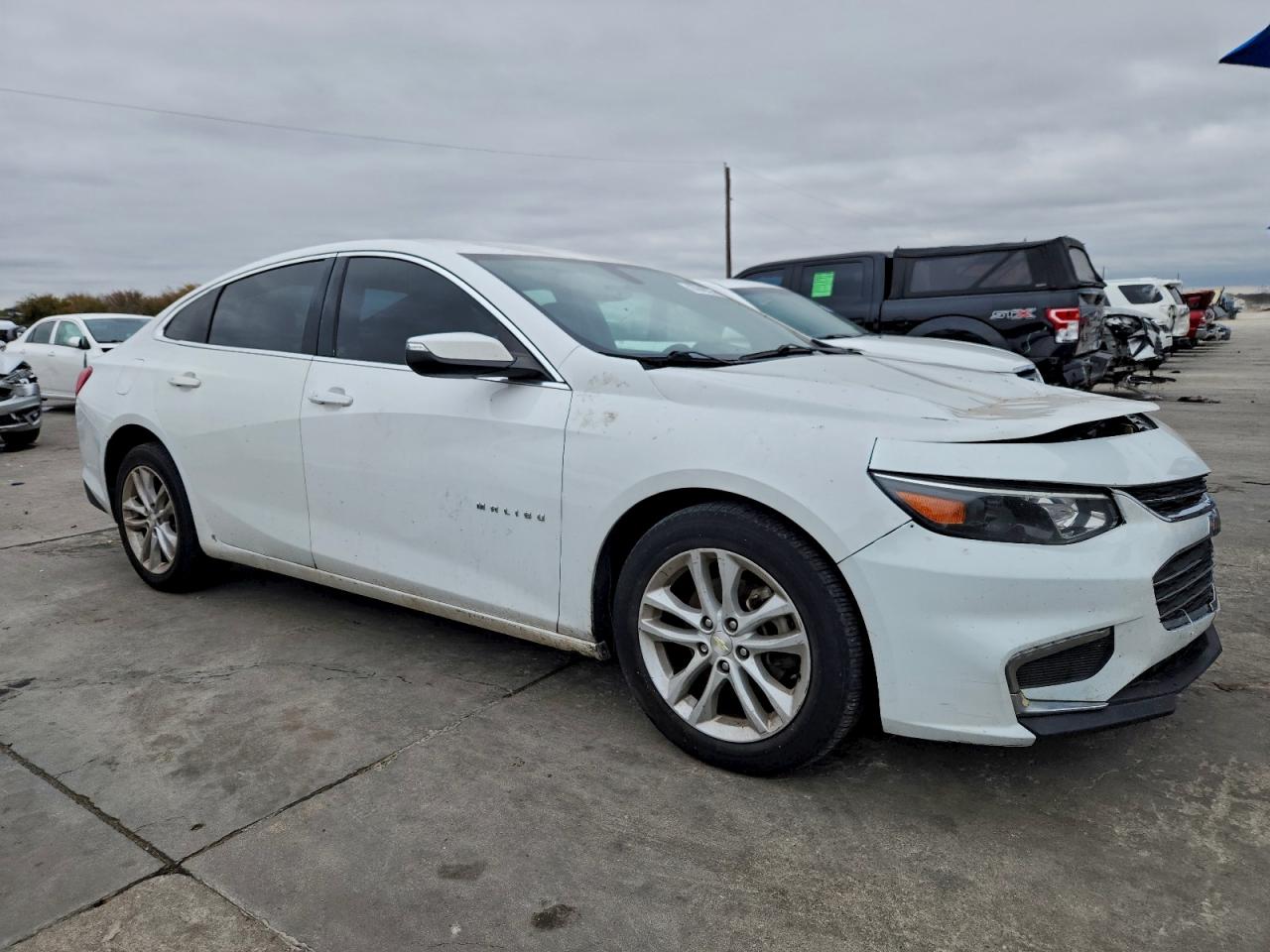 2017 CHEVROLET MALIBU LT photo 4