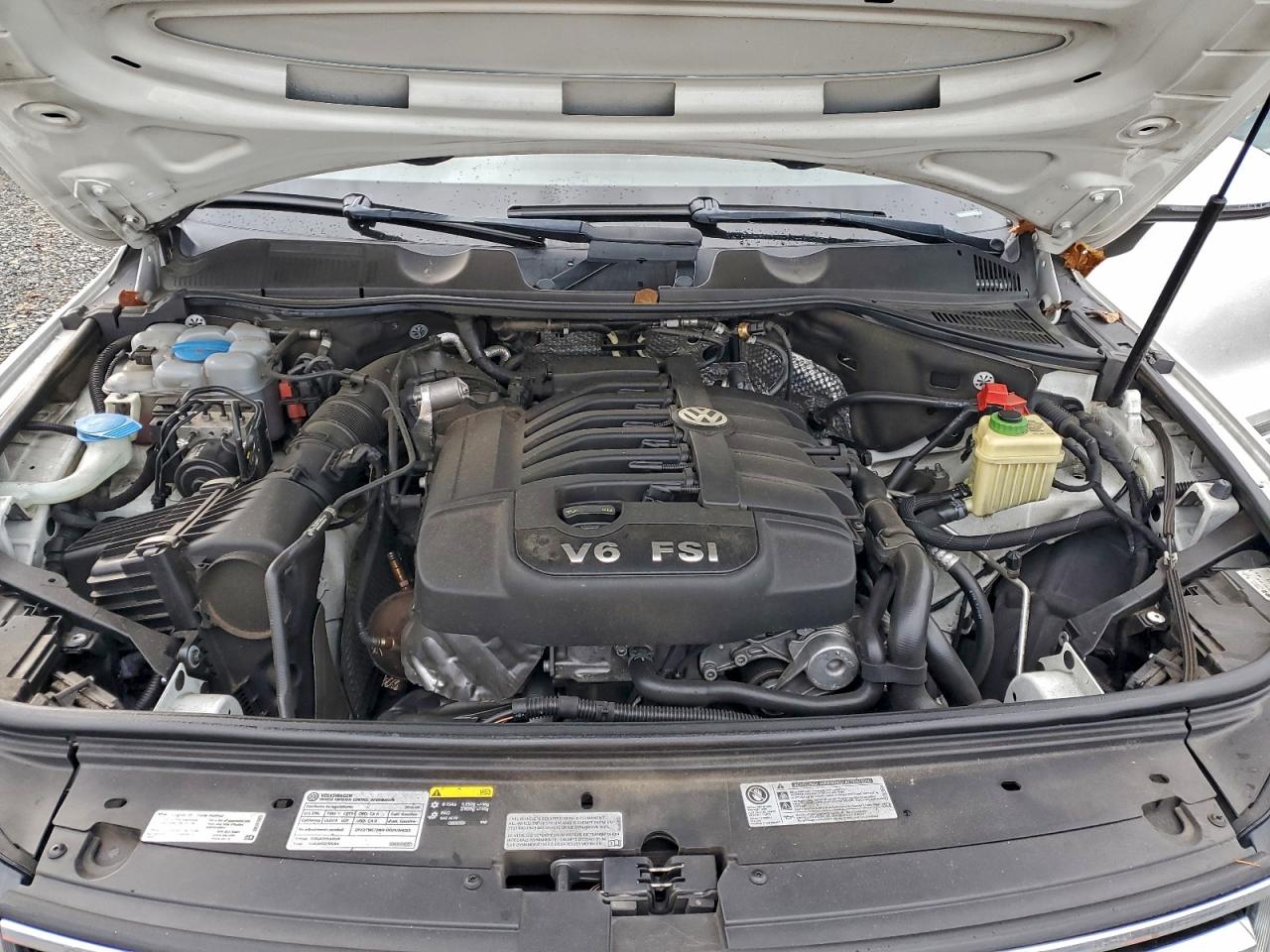 2016 VOLKSWAGEN TOUAREG SPORT photo 12