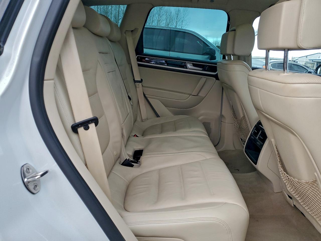 2016 VOLKSWAGEN TOUAREG SPORT photo 11