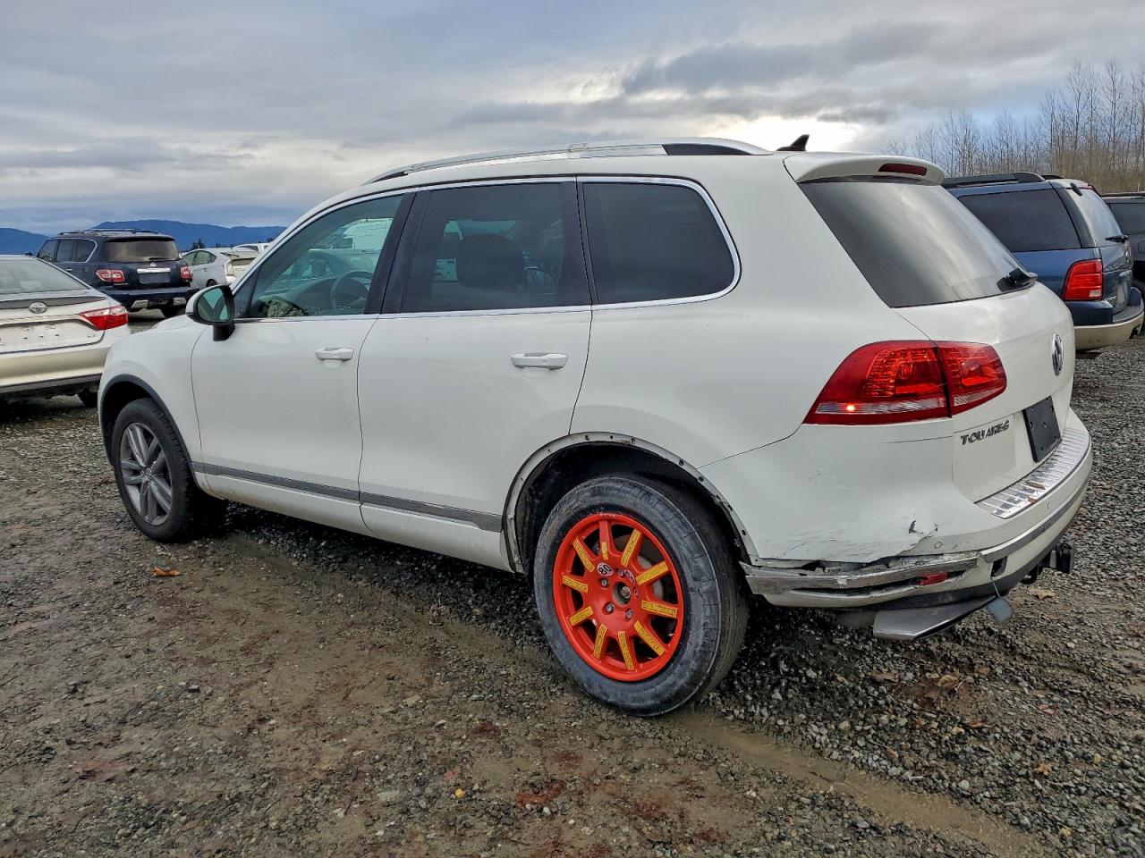 2016 VOLKSWAGEN TOUAREG SPORT photo 2