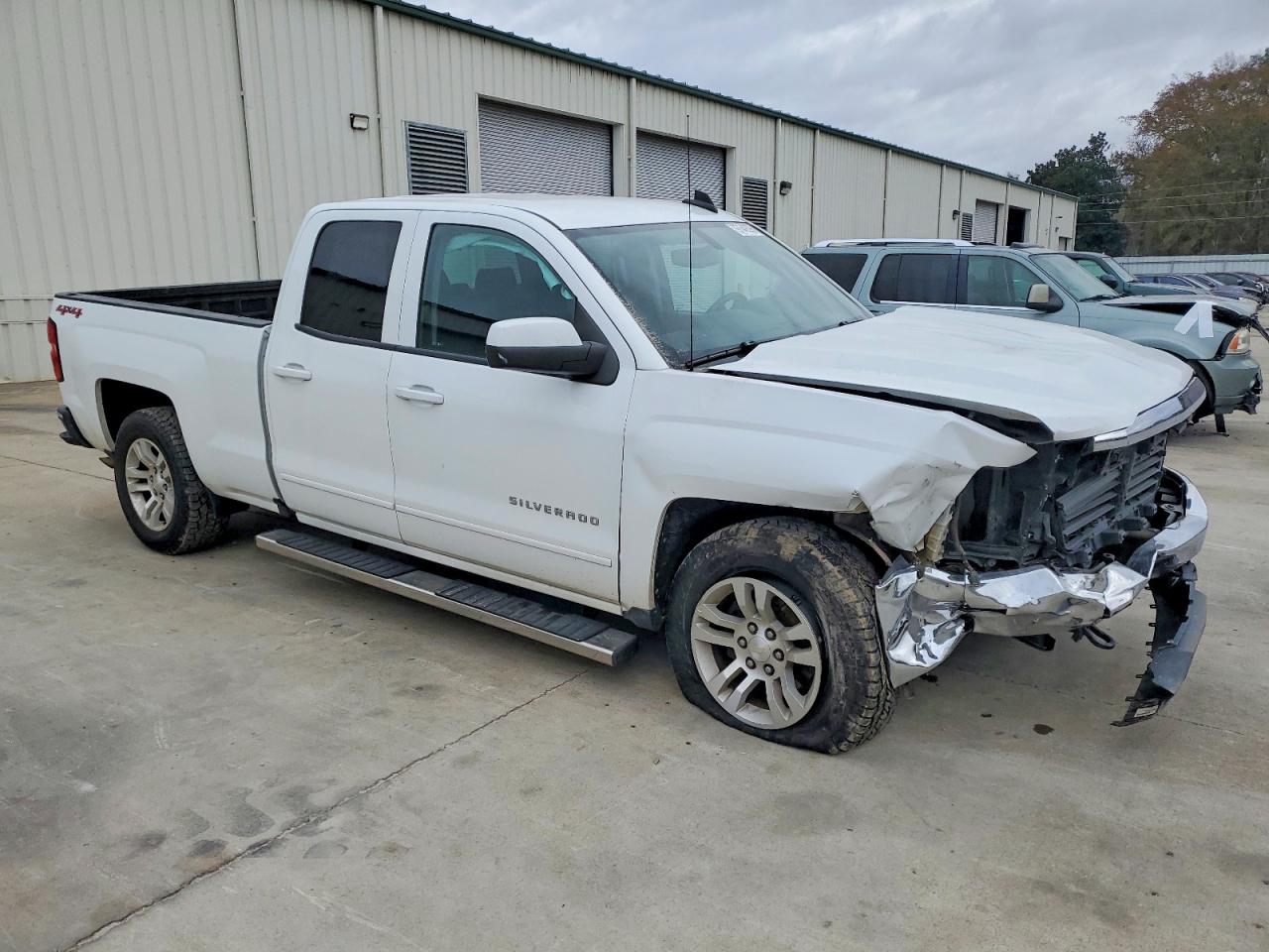 2017 CHEVROLET SILVERADO K1500 LT photo 4