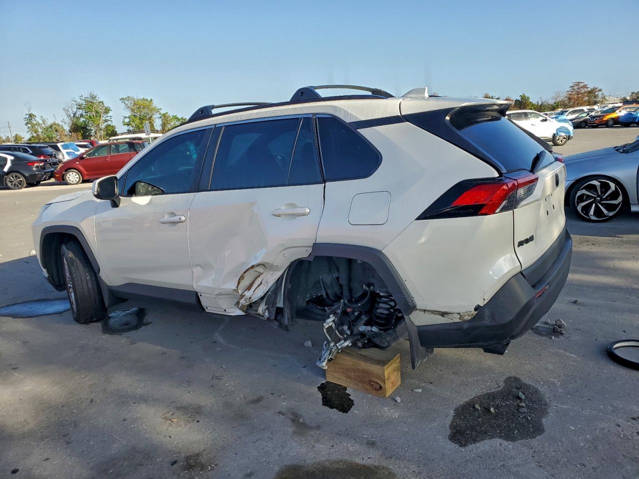 2022 TOYOTA RAV4 XLE PREMIUM photo 2