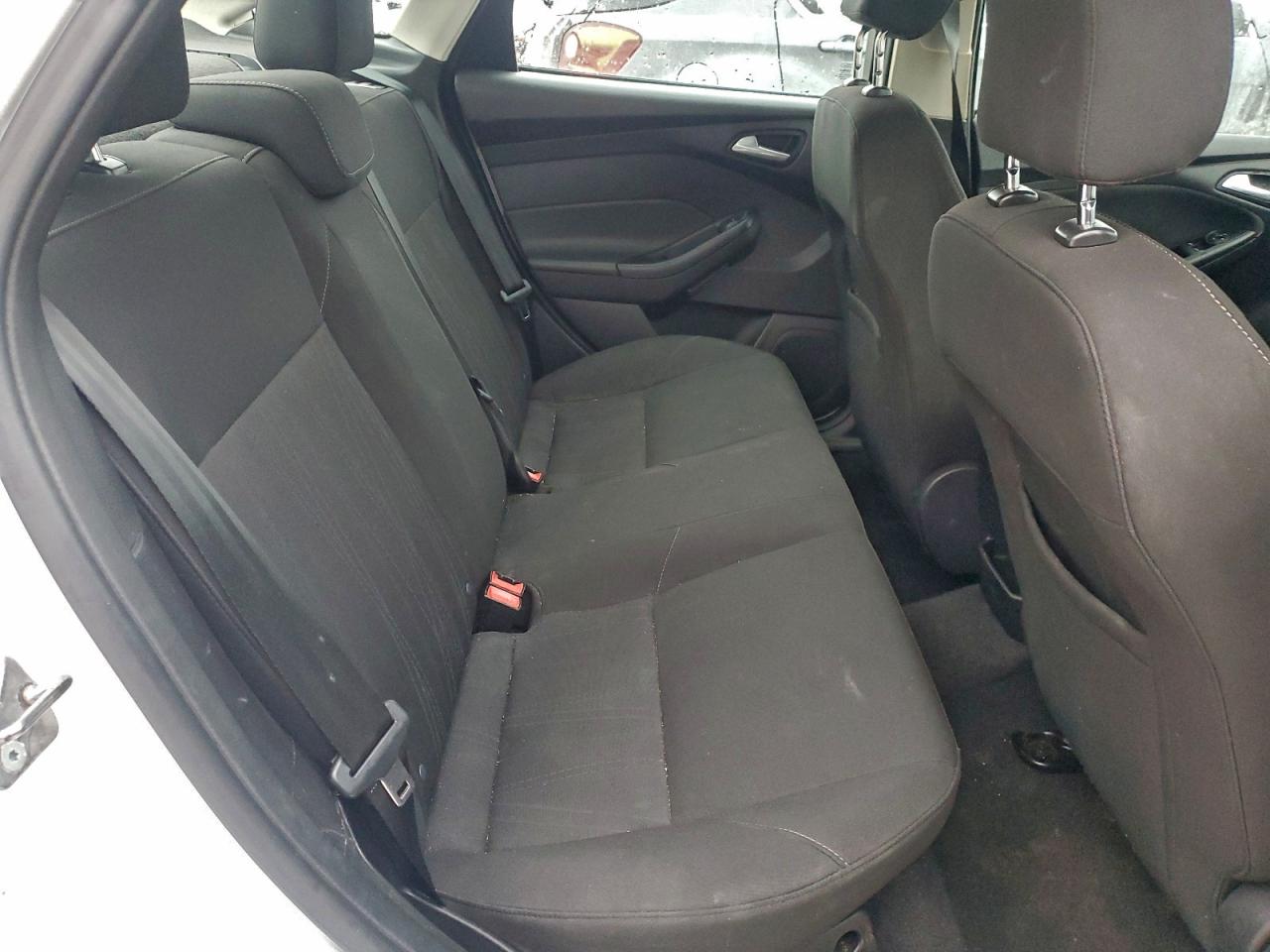 2015 FORD FOCUS SE photo 10