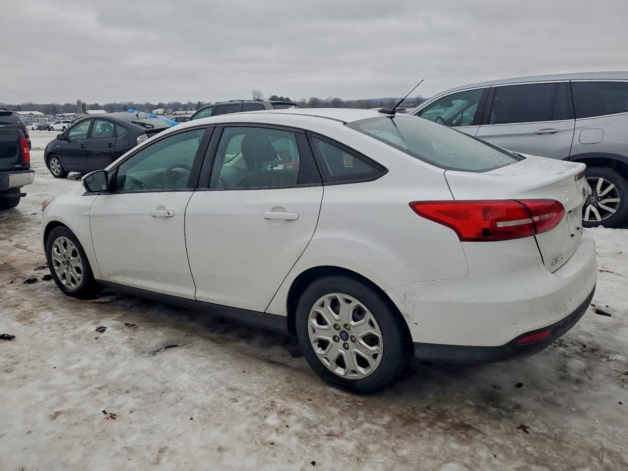 2015 FORD FOCUS SE photo 2