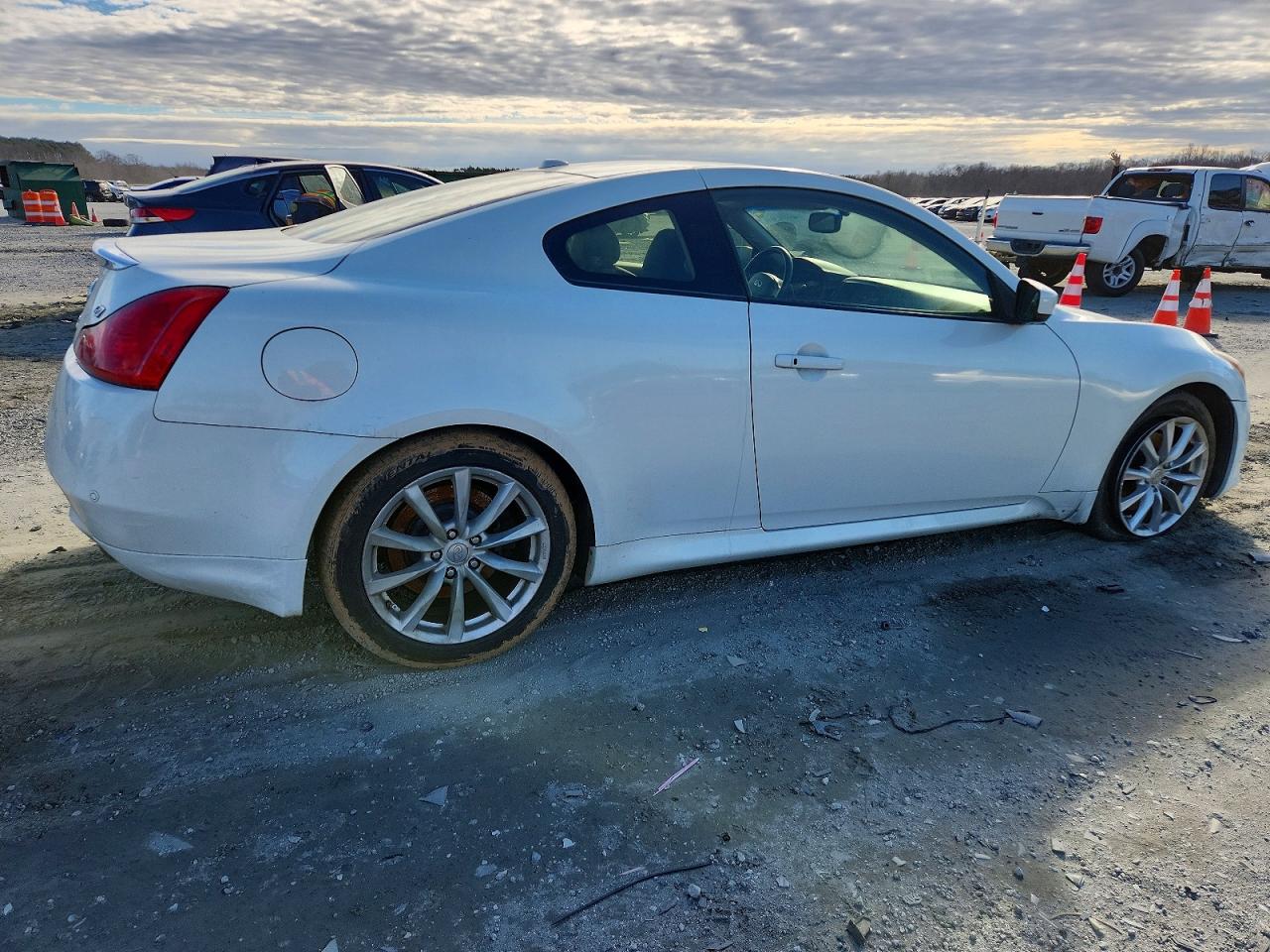 2013 INFINITI G37 JOURNEY photo 3