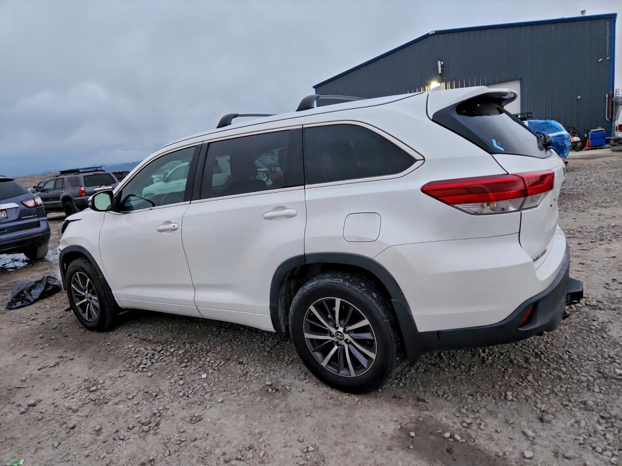 2017 TOYOTA HIGHLANDER SE photo 2