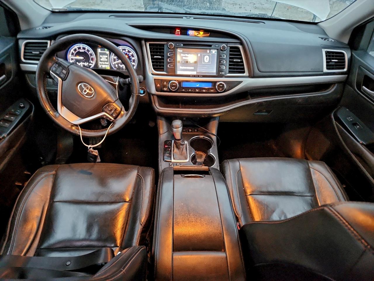 2017 TOYOTA HIGHLANDER SE photo 8