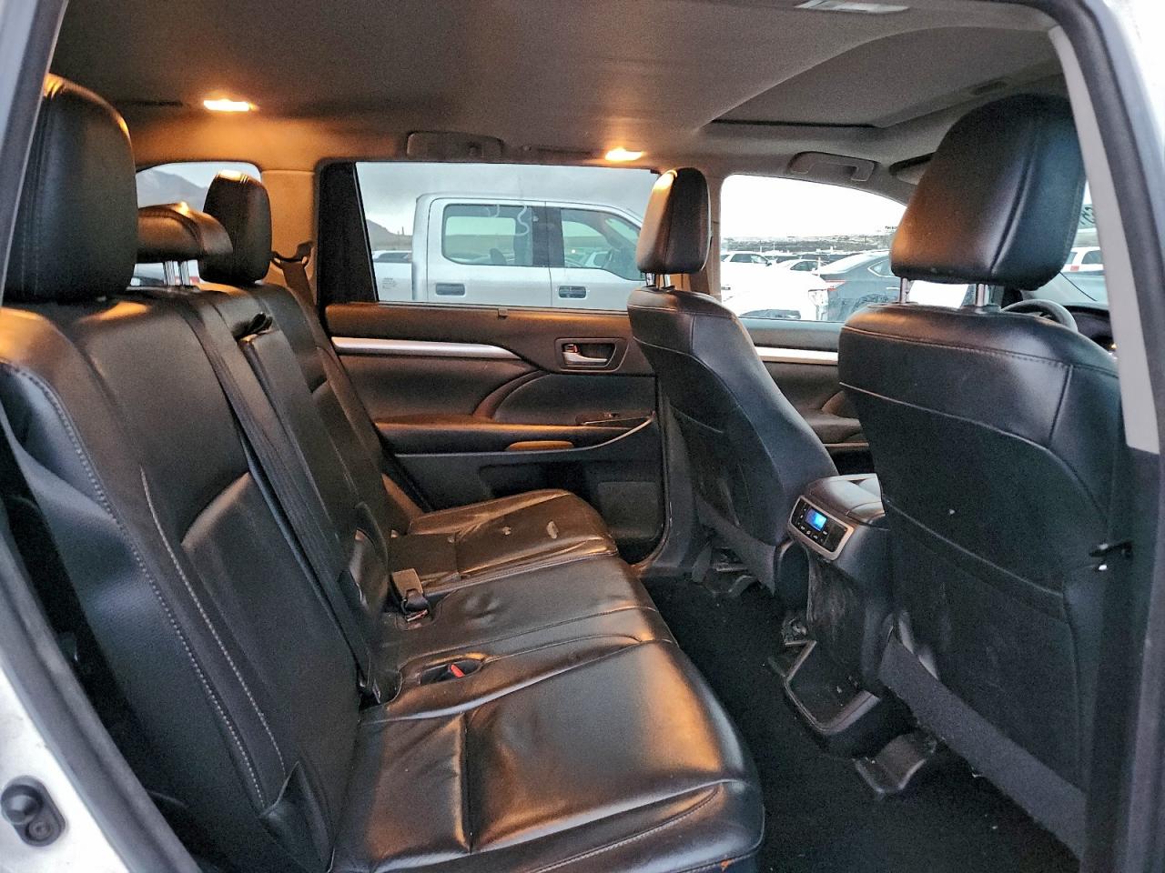 2017 TOYOTA HIGHLANDER SE photo 11