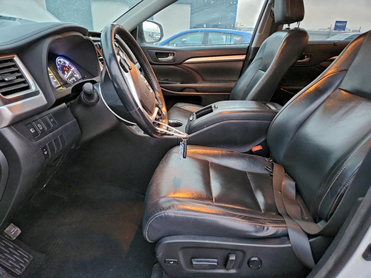 2017 TOYOTA HIGHLANDER SE photo 7