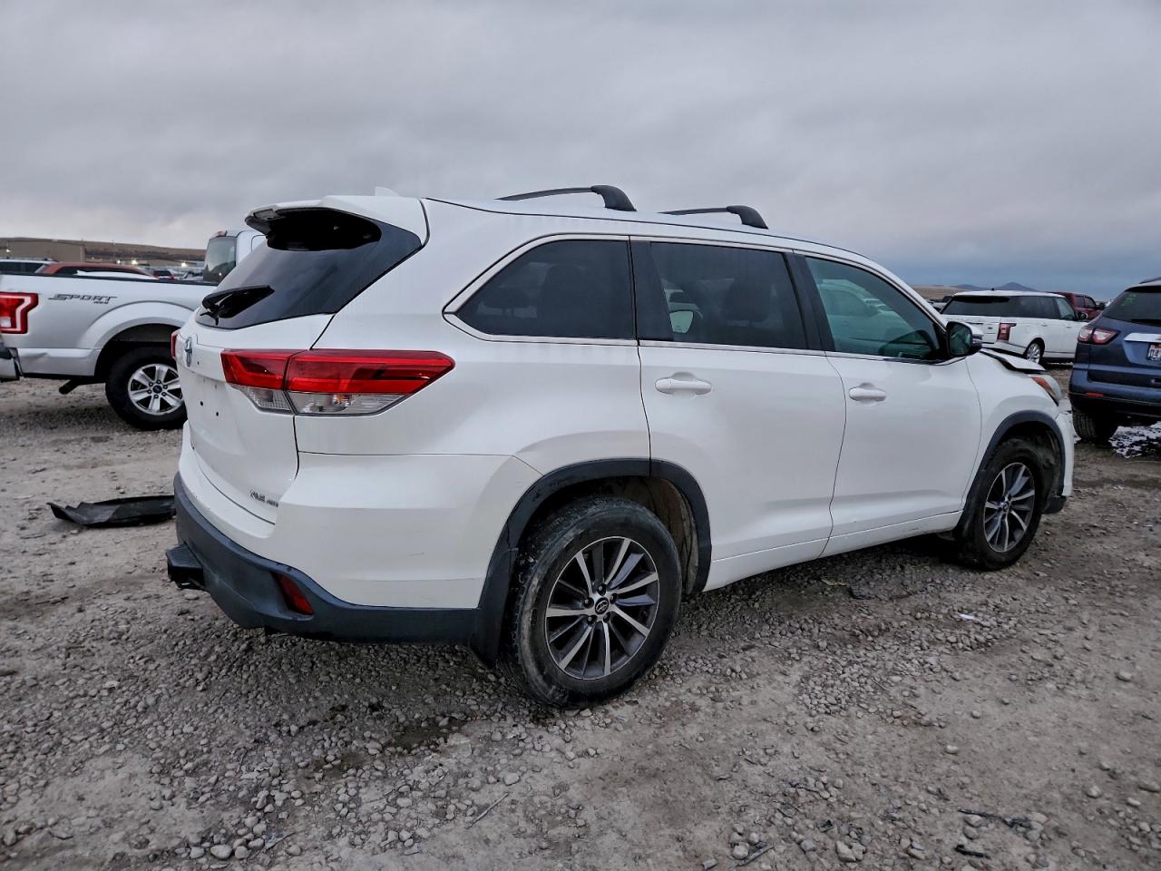 2017 TOYOTA HIGHLANDER SE photo 3