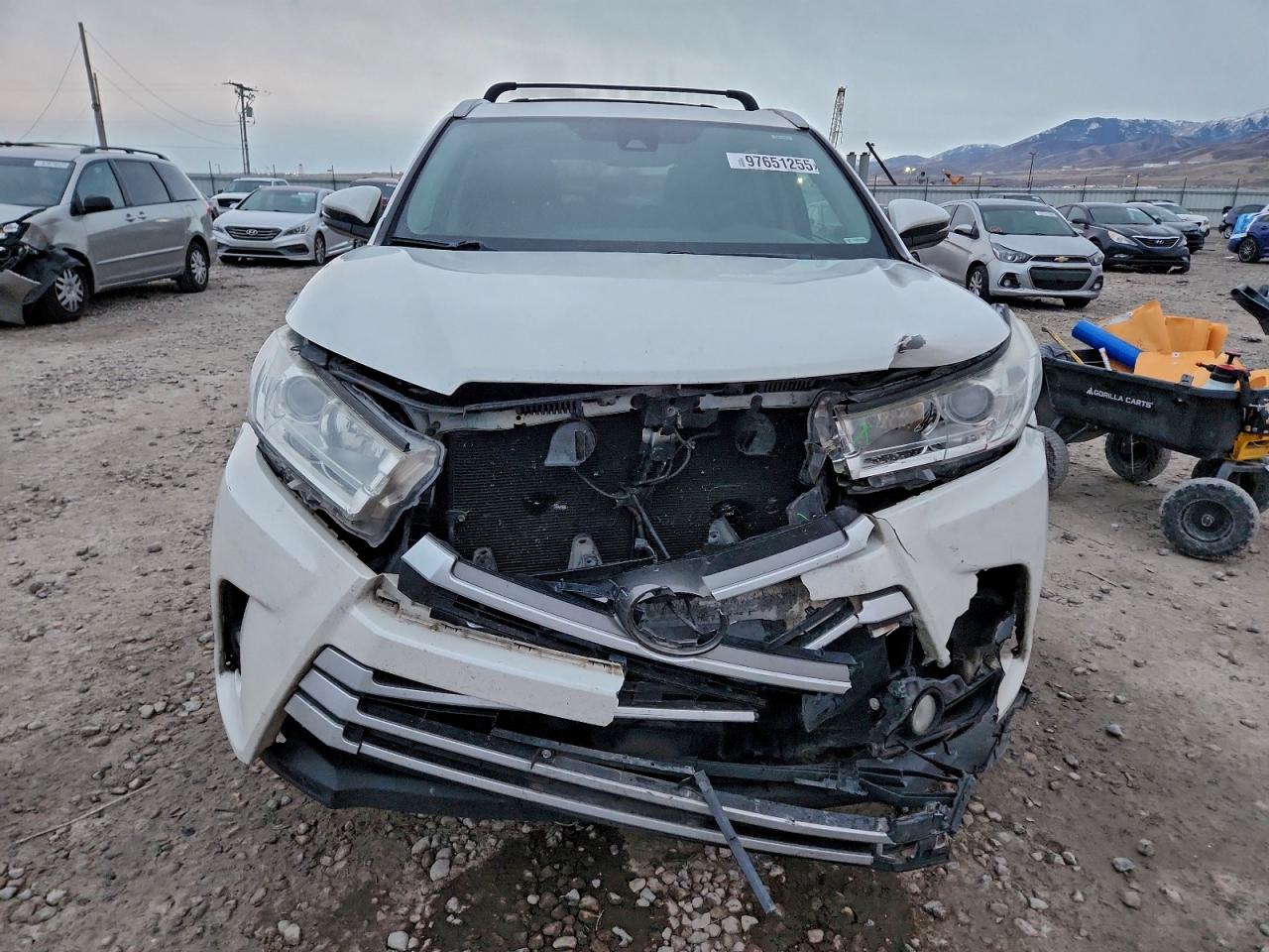 2017 TOYOTA HIGHLANDER SE photo 5