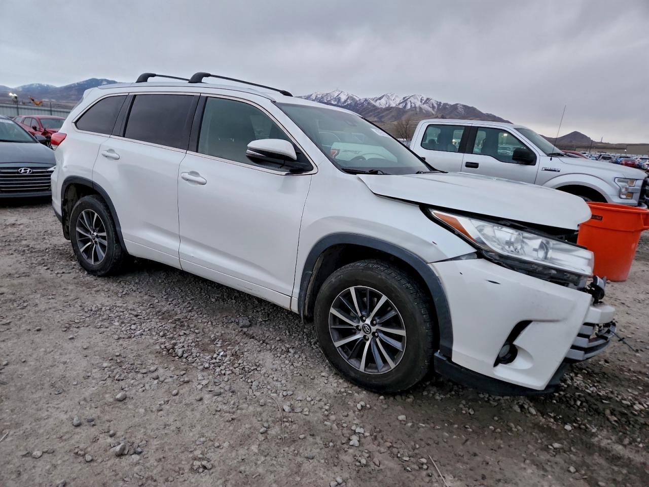 2017 TOYOTA HIGHLANDER SE photo 4