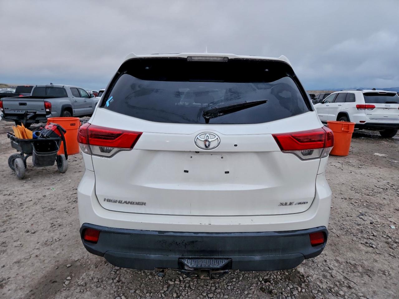 2017 TOYOTA HIGHLANDER SE photo 6