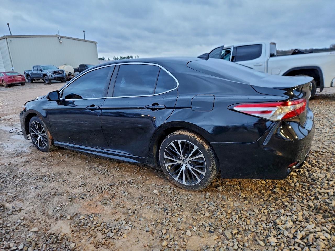2020 TOYOTA CAMRY SE photo 3