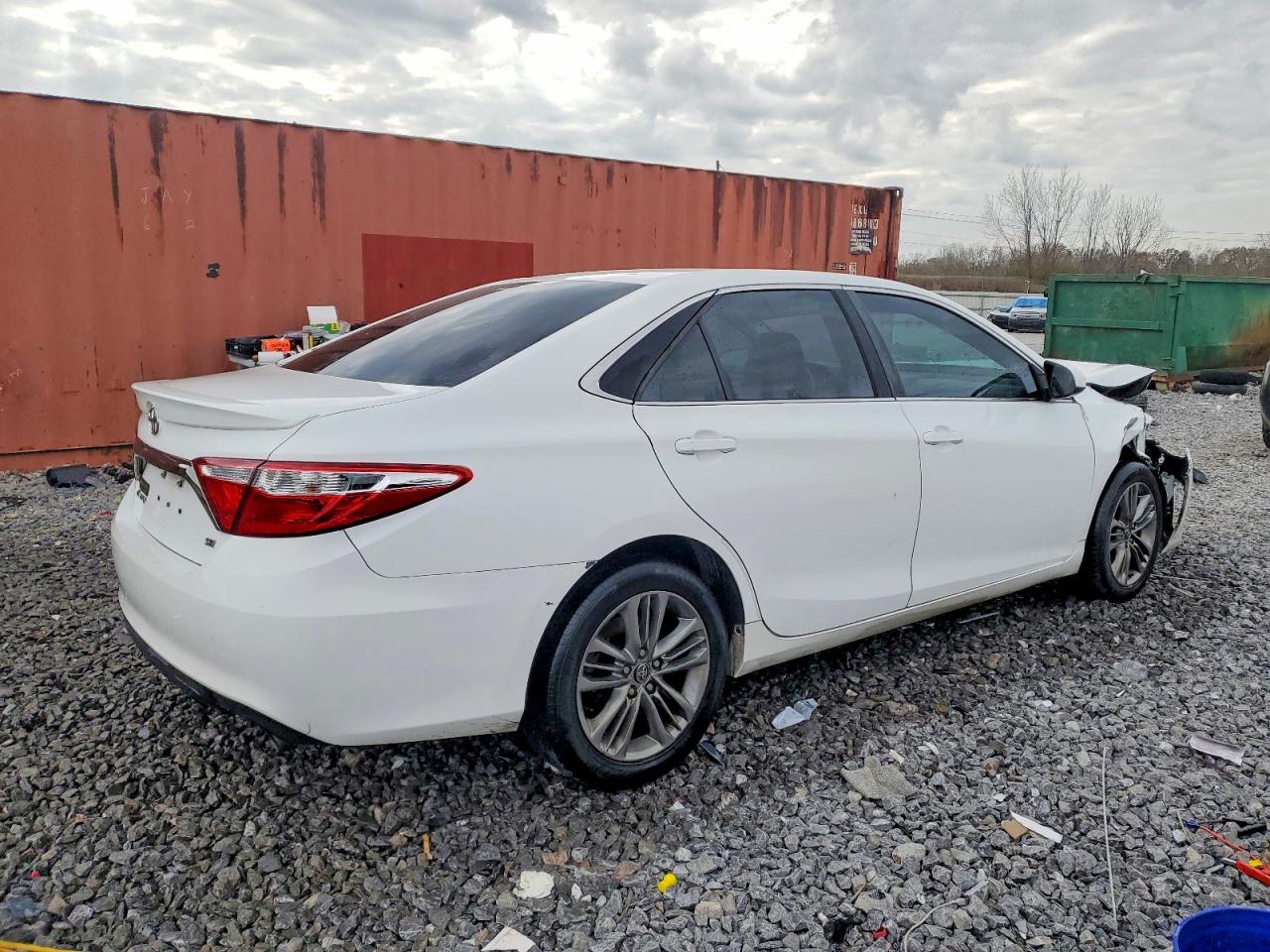2016 TOYOTA CAMRY LE photo 3