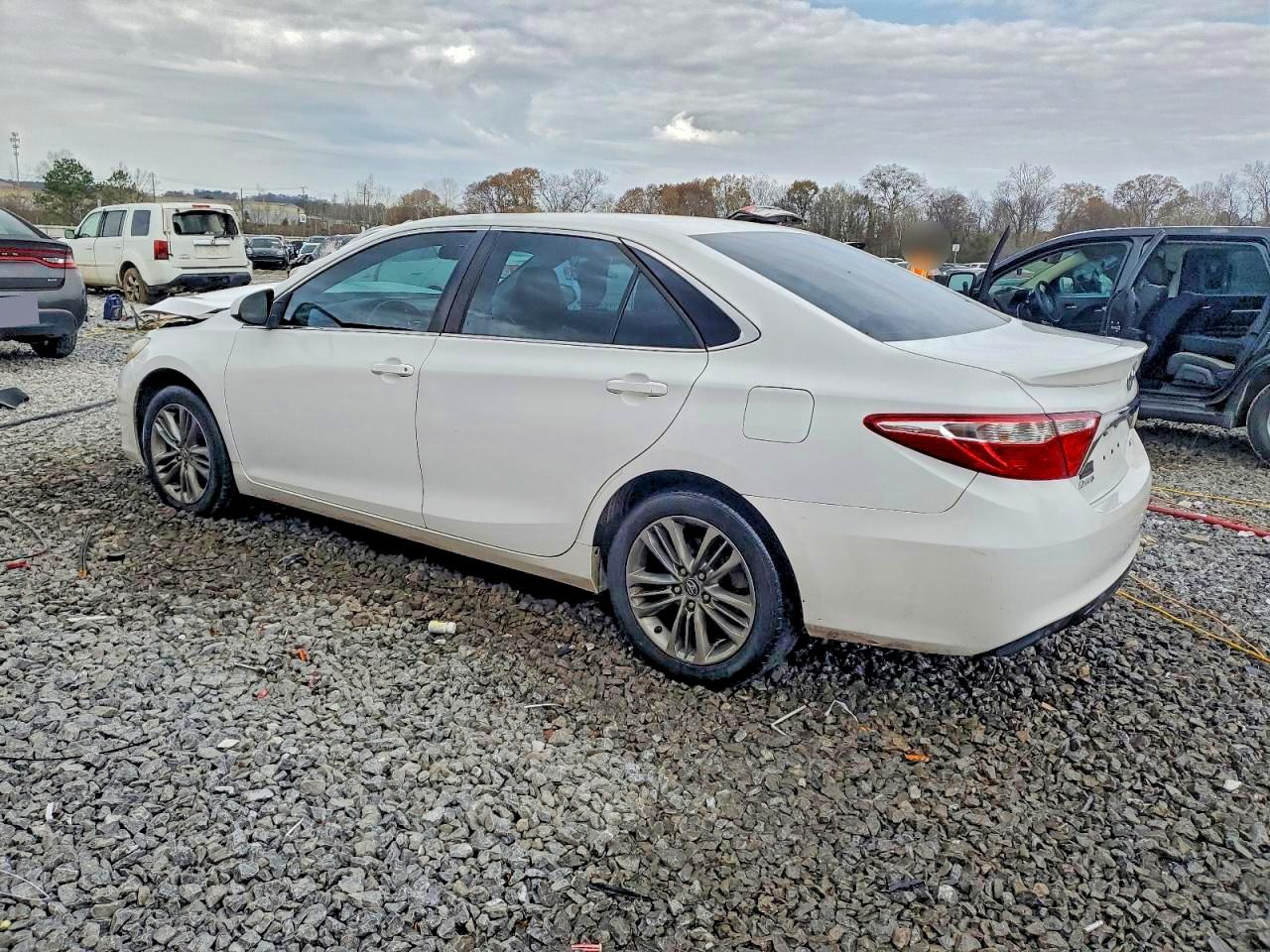 2016 TOYOTA CAMRY LE photo 2
