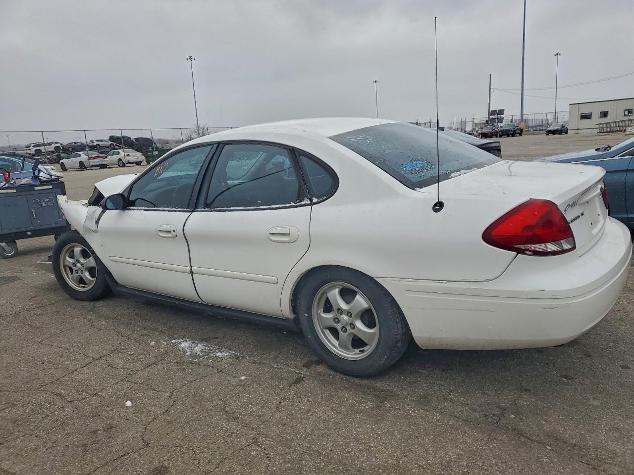 2005 FORD TAURUS SE photo 2