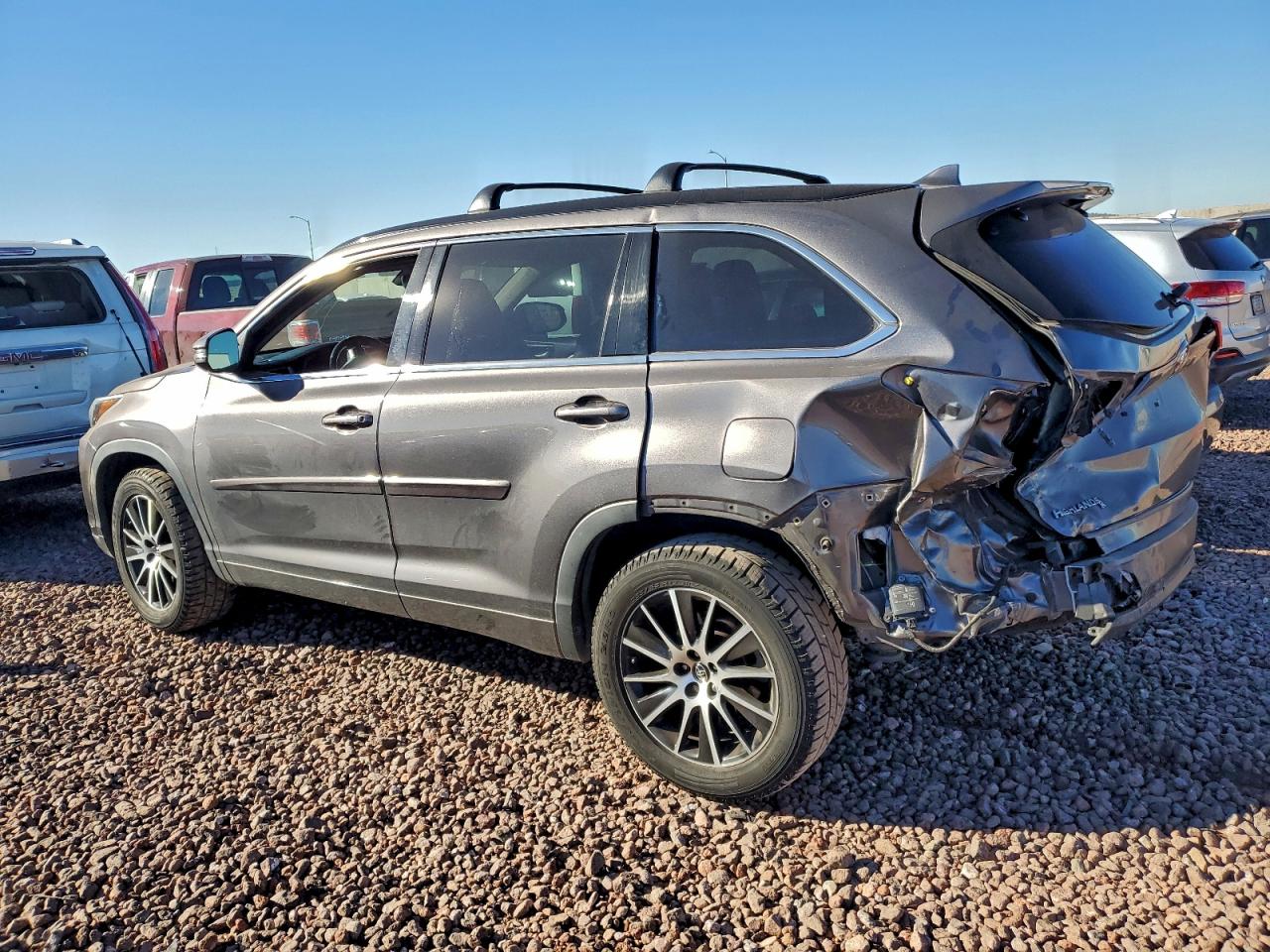 2018 TOYOTA HIGHLANDER SE photo 2