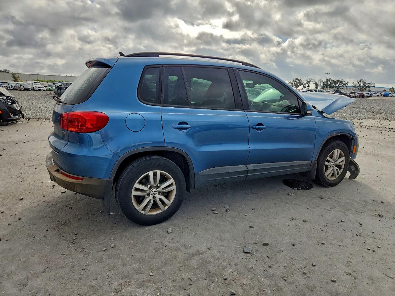 2017 VOLKSWAGEN TIGUAN S photo 3