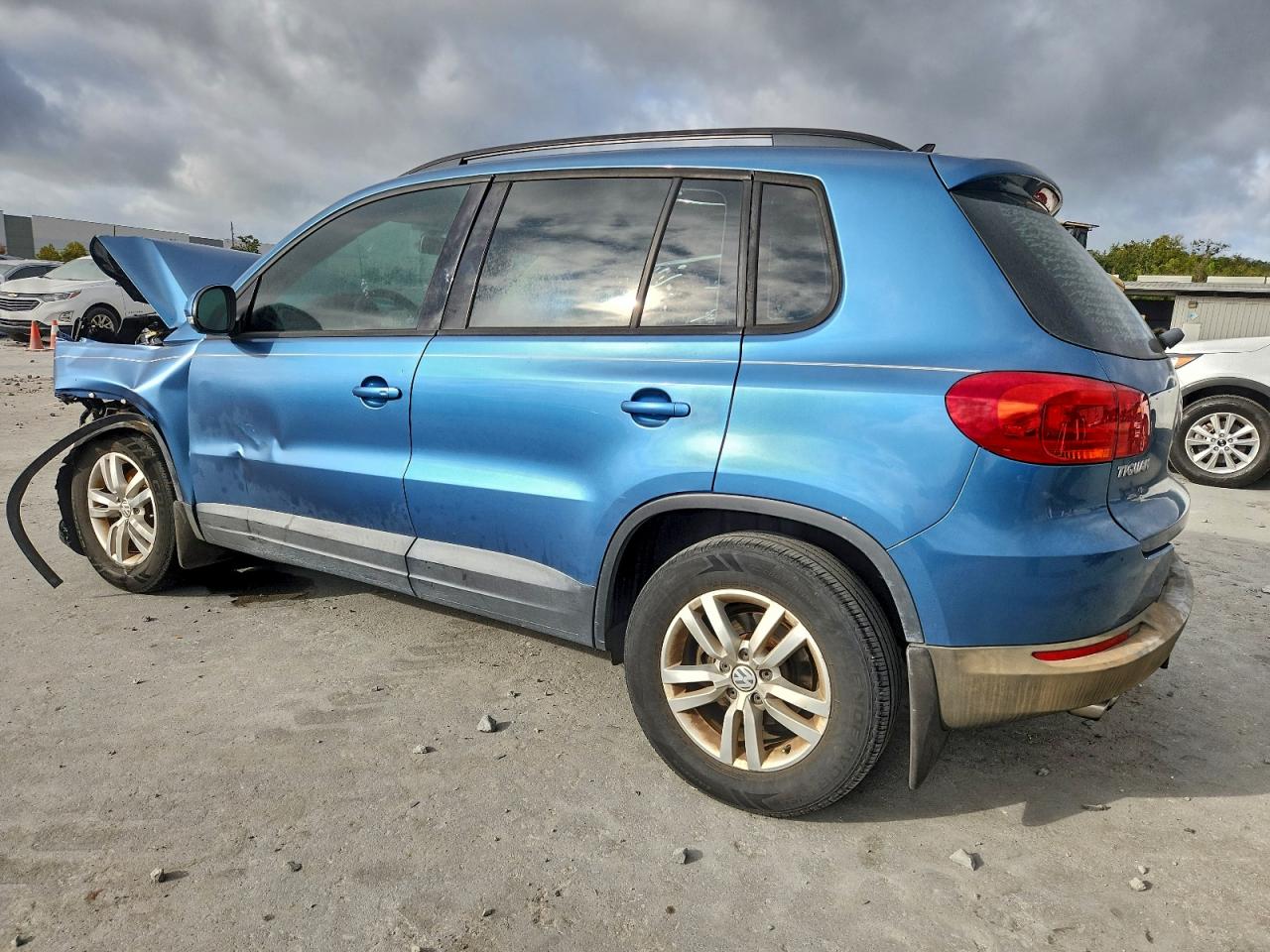 2017 VOLKSWAGEN TIGUAN S photo 2