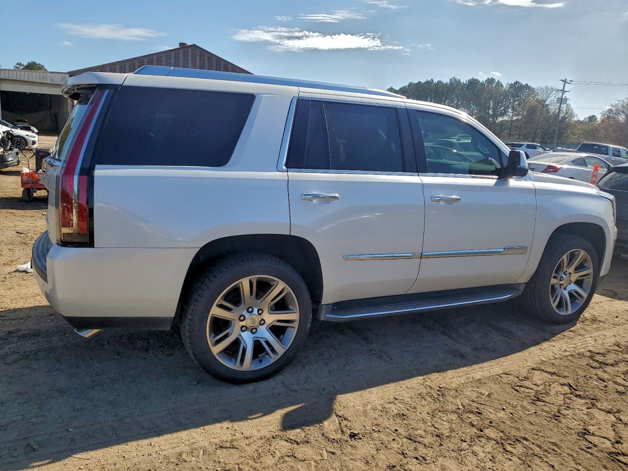 2016 CADILLAC ESCALADE LUXURY photo 3