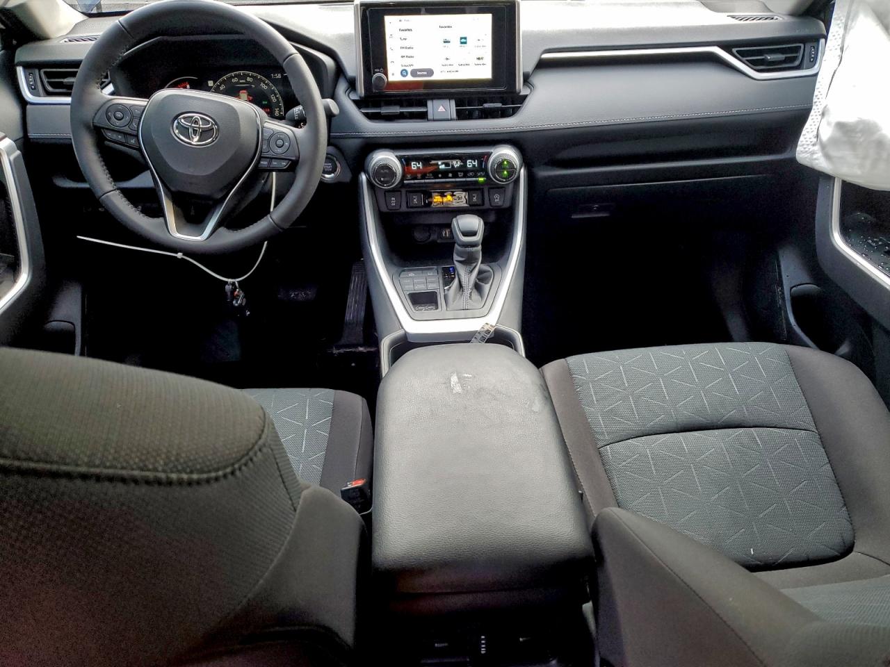 2025 TOYOTA RAV4 XLE photo 8