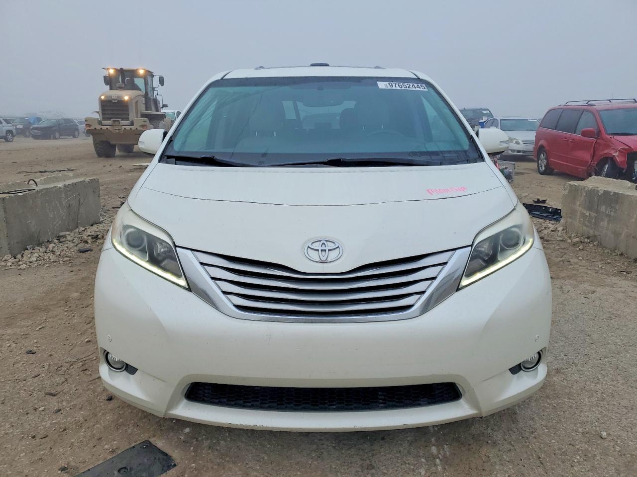 2015 TOYOTA SIENNA XLE photo 5