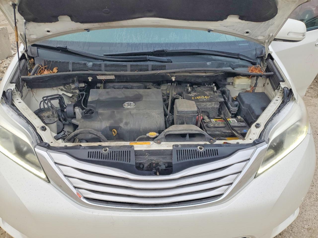 2015 TOYOTA SIENNA XLE photo 12