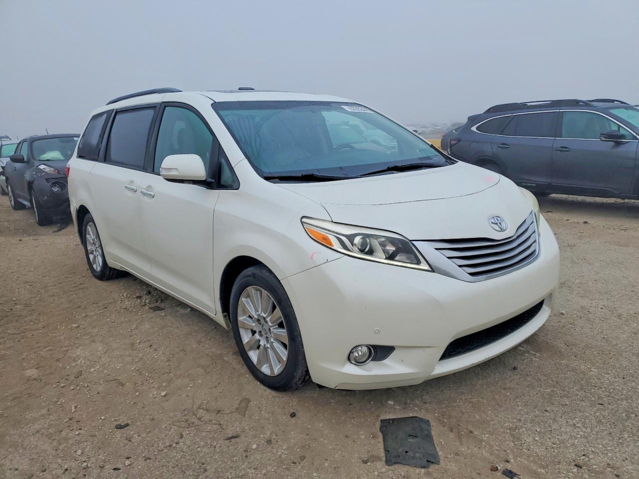 2015 TOYOTA SIENNA XLE photo 4