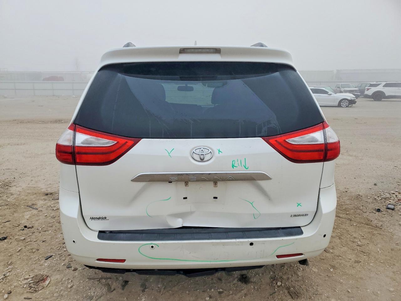 2015 TOYOTA SIENNA XLE photo 6